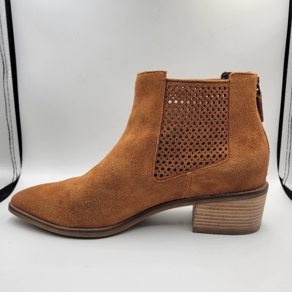 Cole Haan Val Boot Suede Perforated Side Panels Pointed Toe Women Tan Sz 8.5 - Picture 9 of 10
